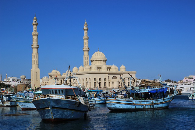 Der Hafen von Hurghada mit Moschee