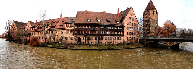 Gebäude und Fluss in Nürnberg