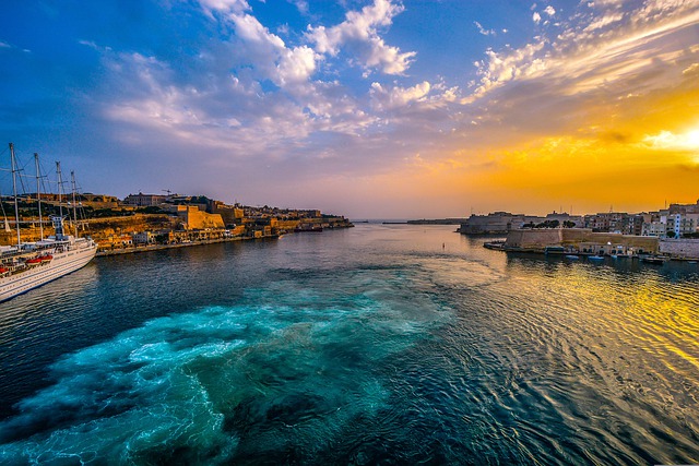 Sonnenuntergang in Valletta, Malta, Meer