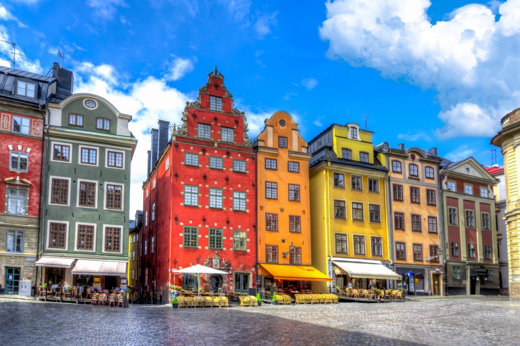 Farbige Fassaden und Cafés am Stortorget, dem zentralen Platz der Stockholmer Altstadt.