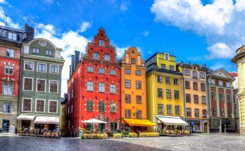 Farbige Fassaden und Cafés am Stortorget, dem zentralen Platz der Stockholmer Altstadt.