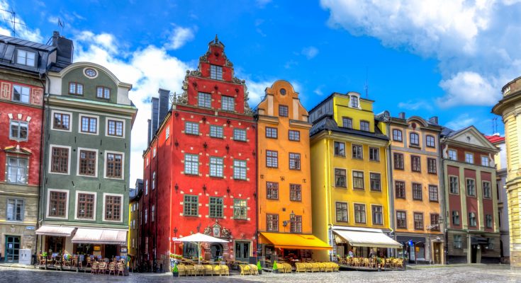 Farbige Fassaden und Cafés am Stortorget, dem zentralen Platz der Stockholmer Altstadt.