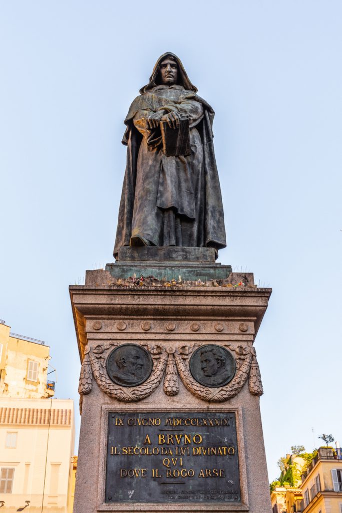 Frontale Ansicht der Giordano-Bruno-Statue mit Sockel und Inschrift auf dem Campo de’ Fiori in Rom.