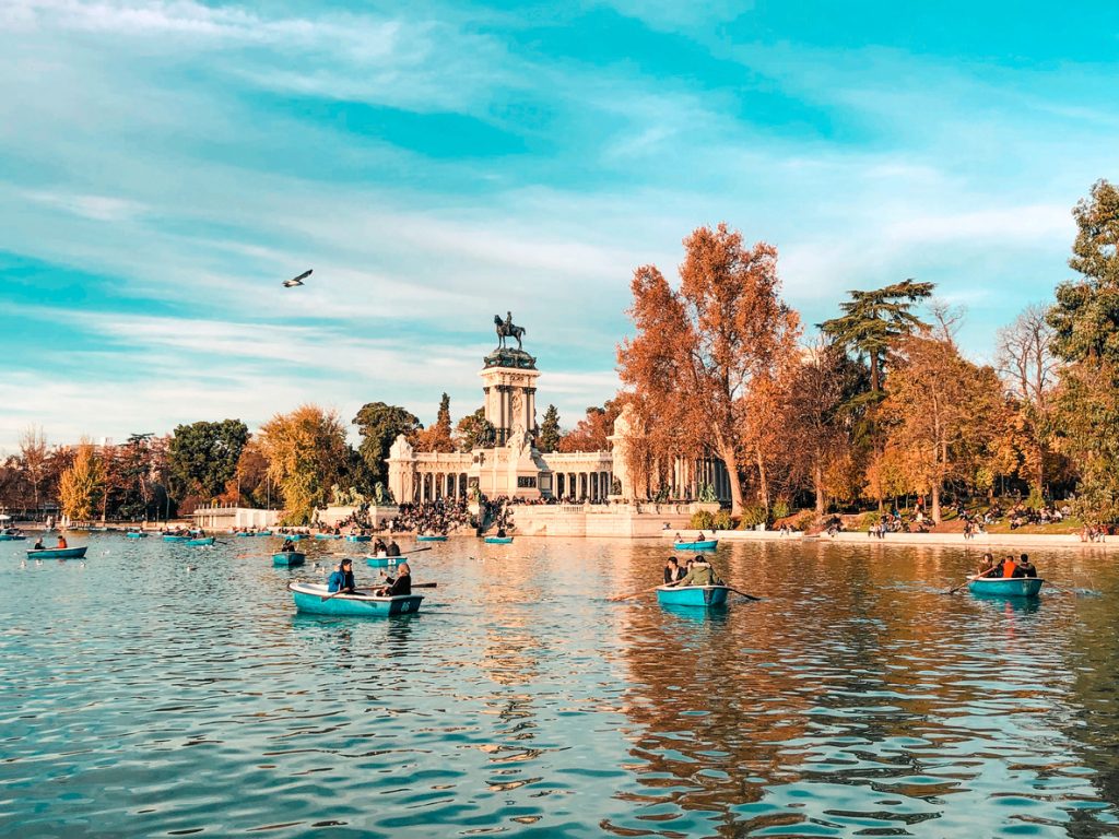 Ruderboote auf dem Estanque del Retiro vor dem Alfonso-XII-Monument in Madrid.