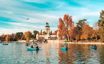 Ruderboote auf dem Estanque del Retiro vor dem Alfonso-XII-Monument in Madrid.
