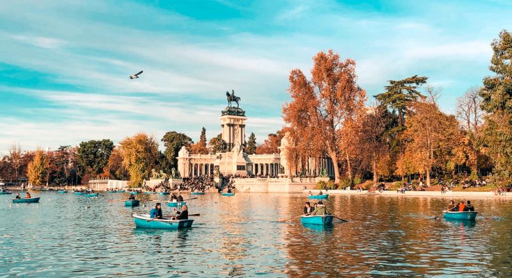 Ruderboote auf dem Estanque del Retiro vor dem Alfonso-XII-Monument in Madrid.