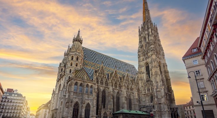 Gotische Kathedrale mit buntem Ziegeldach und hohem Südturm auf dem Stephansplatz.