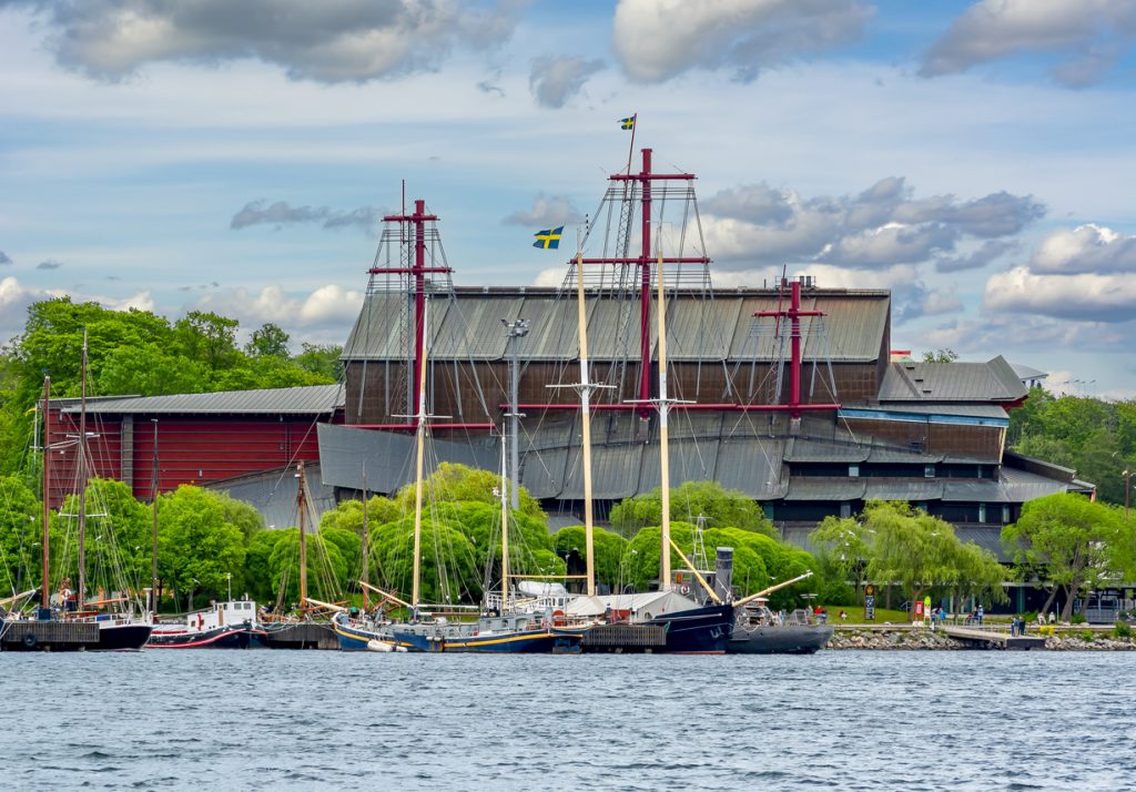 Blick auf das Vasa-Museum mit nachgebildeten Masten und Segelbooten in Stockholm.