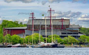 Blick auf das Vasa-Museum mit nachgebildeten Masten und Segelbooten in Stockholm.