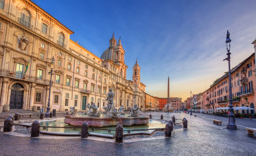 Weitblick über die Piazza Navona mit Fontana del Moro vorn, Sant’Agnese in Agone und dem Vierströme-Obelisk im Hintergrund.