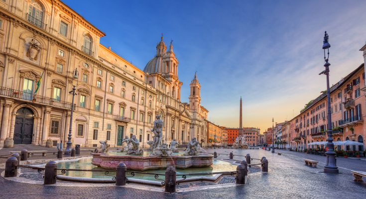 Weitblick über die Piazza Navona mit Fontana del Moro vorn, Sant’Agnese in Agone und dem Vierströme-Obelisk im Hintergrund.