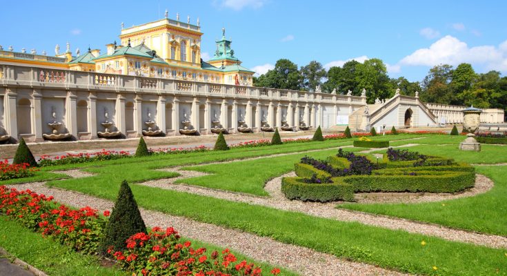 Barocke Fassade des Wilanów-Palasts in Warschau mit formalen Gärten.