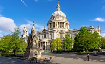 Barocke St-Paul’s Cathedral mit großer Kuppel an einem klaren Morgen.
