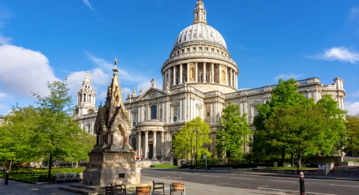 Barocke St-Paul’s Cathedral mit großer Kuppel an einem klaren Morgen.