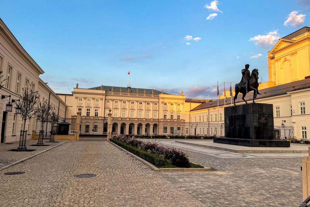 Präsidentenpalast in Warschau mit Reiterstandbild von Józef Poniatowski im Abendlicht.