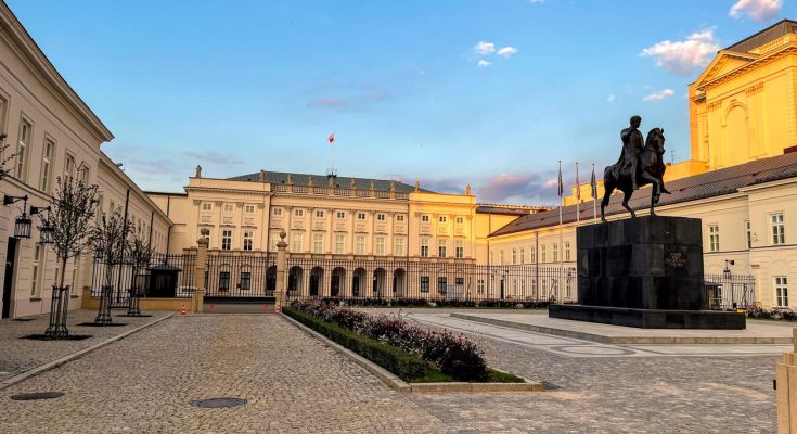 Präsidentenpalast in Warschau mit Reiterstandbild von Józef Poniatowski im Abendlicht.