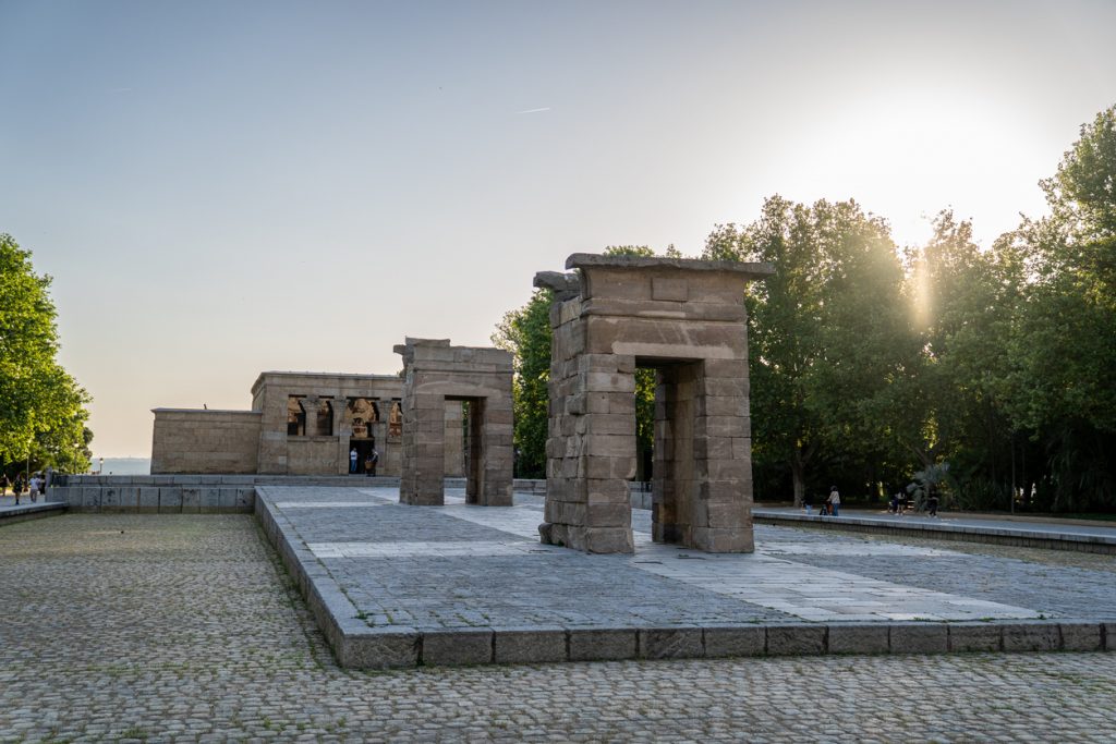 Ägyptischer Tempel Debod mit Steinportalen im Parque del Oeste in Madrid