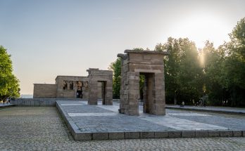 Ägyptischer Tempel Debod mit Steinportalen im Parque del Oeste in Madrid
