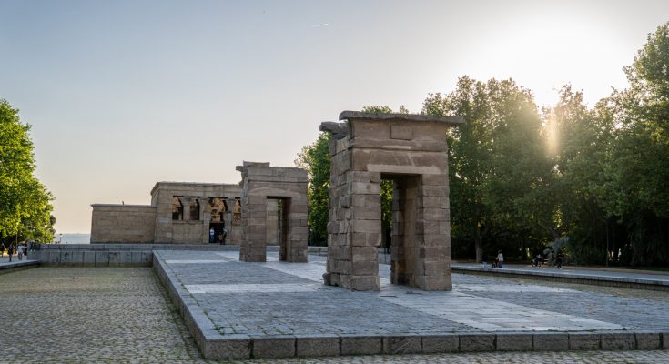 Ägyptischer Tempel Debod mit Steinportalen im Parque del Oeste in Madrid