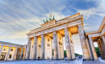Brandenburger Tor mit Säulen und Quadriga im Abendlicht