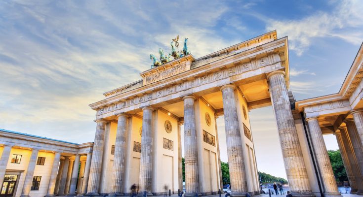 Brandenburger Tor mit Säulen und Quadriga im Abendlicht
