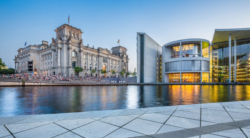 Reichstag und Marie-Elisabeth-Lüders-Haus im Berliner Regierungsviertel an der Spree.