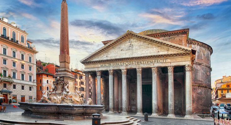 Pantheon mit korinthischer Säulenfront und Brunnen samt Obelisk bei Abendhimmel.