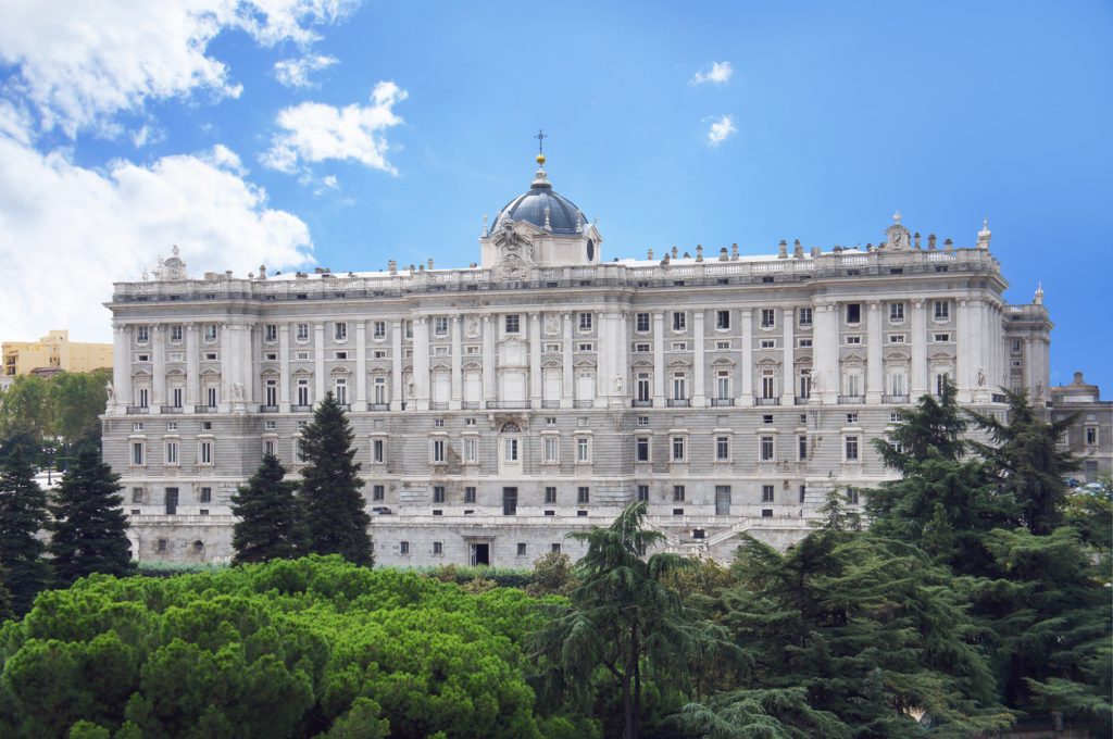 Die Sabatini-Gärten zeigen die Fassade des Palacio Real in Madrid mit üppigem Grün.
